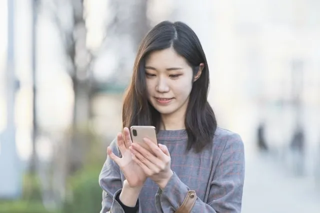 スマホで学習する女性